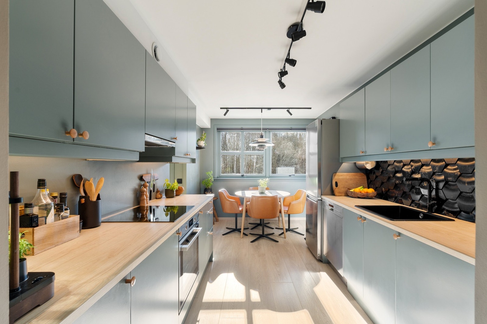 Stilrent og funksjonelt kjøkken med romslig benkeplass og godt med skap. Galleribilde