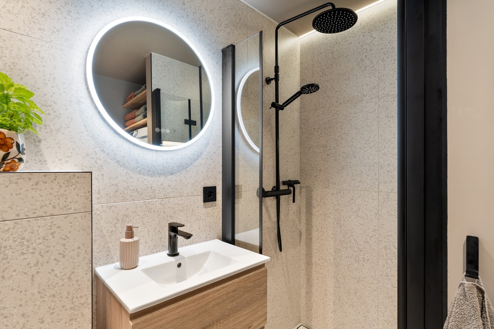 Badet ble rehabilitert i sin helhet i 2025 og ble vurdert til TG0 av takstmann. Baderommet har en stilfull hjørnedusj med sorte detaljer, kombinert med LED-lysstripe som gir et rent og moderne uttrykk. Galleribilde