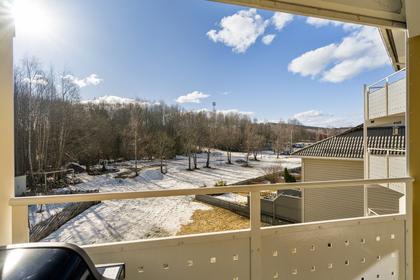 Borettslaget har 8 frittstående garasjer i rekke og 130 garasjeplasser i P-hus samt noen motorvarmeruttak på taket. Galleribilde