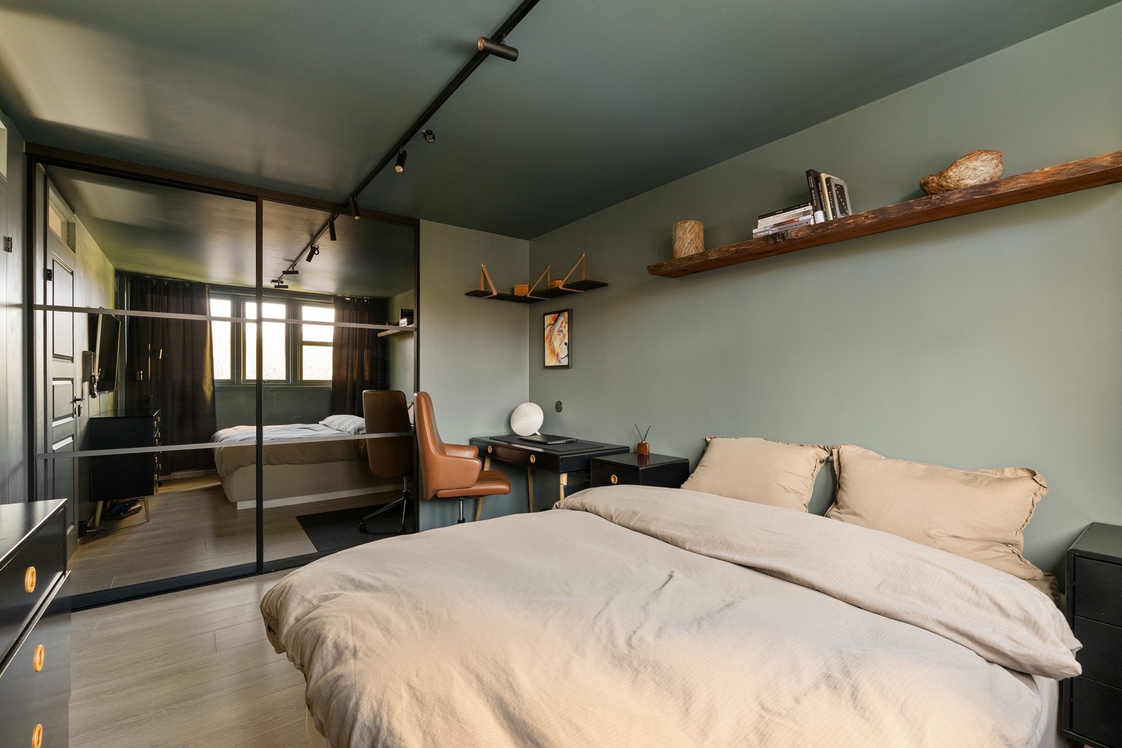 Romslig hovedsoverom på 13 m², utstyrt med praktisk integrert garderobeskap med skyvedørsløsning. Galleribilde