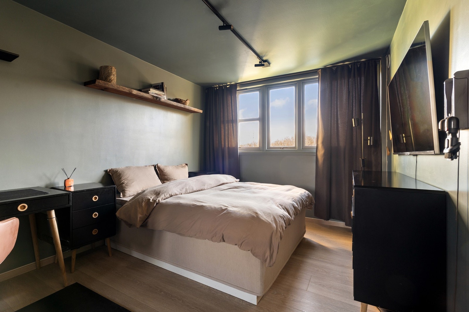 Rikelig med plass til dobbeltseng, skrivebord og ulike garderobeløsninger. Galleribilde