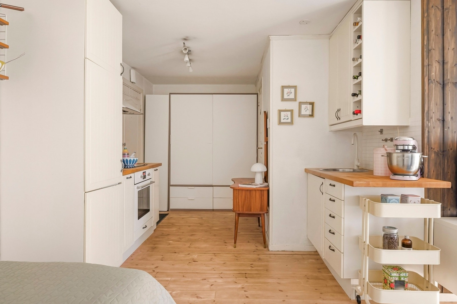 Det er god skap og benkeplass til matlaging og oppbevaring av kjøkkenredskaper. Galleribilde