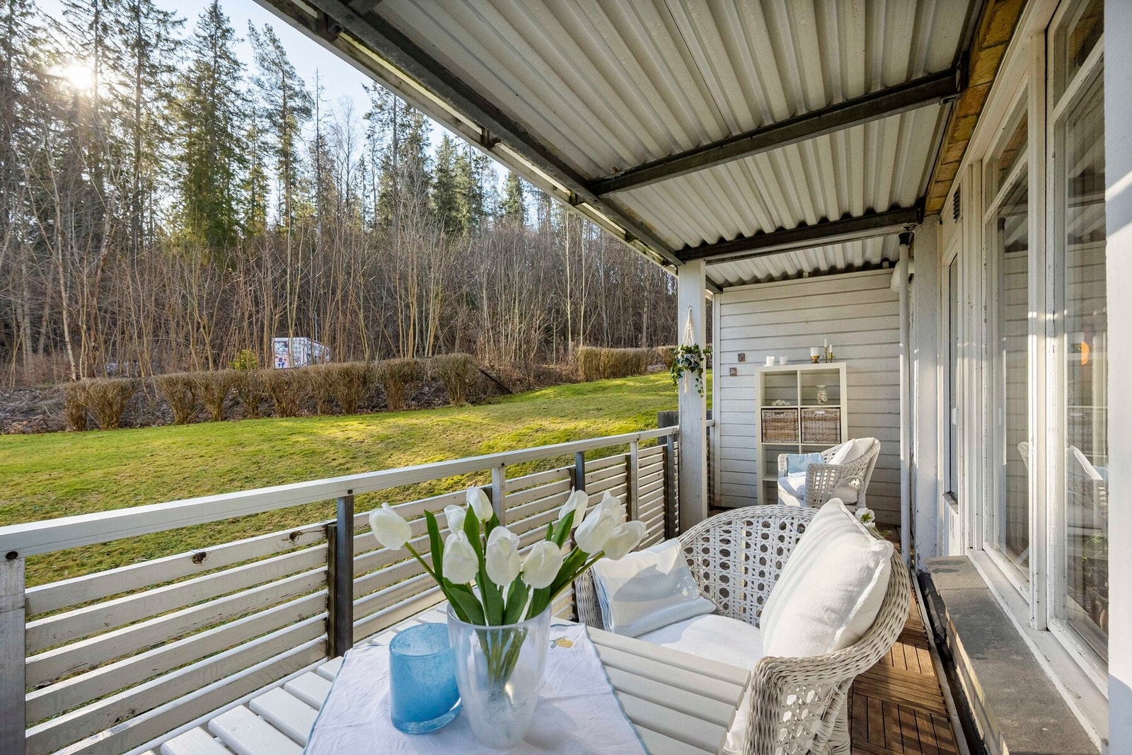 En lys og arealeffektiv 1-roms selveierleilighet med god intern beliggenhet, vendt mot rolig fellesområde med gressplen og skogholt. Her bor du usjenert, men samtidig sentralt på Eiksmarka/Østerås, med kort vei til butikker, buss og T-bane. Galleribilde