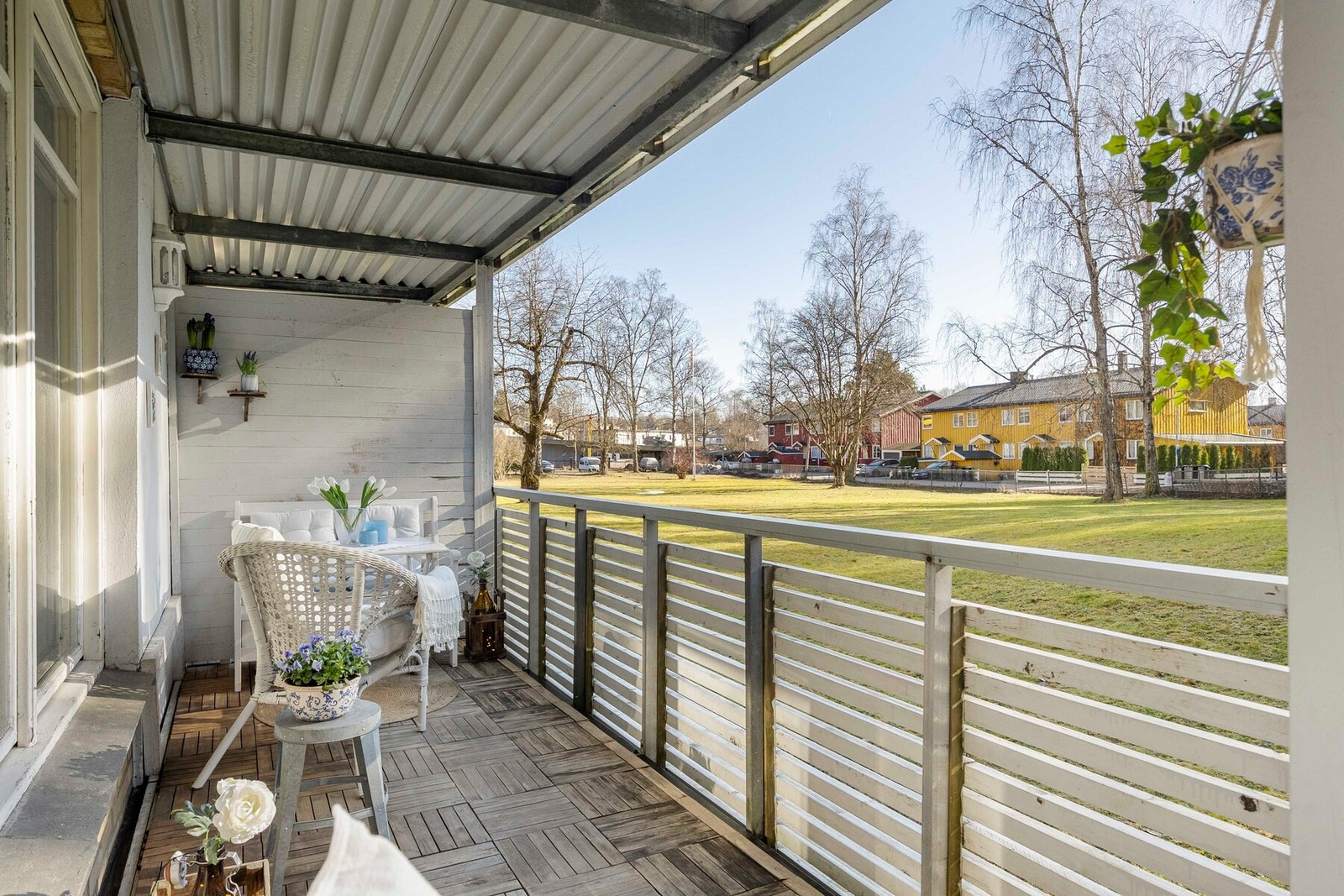 Balkongen er vendt mot rolig fellesområde med gressplen og skogholt. Galleribilde