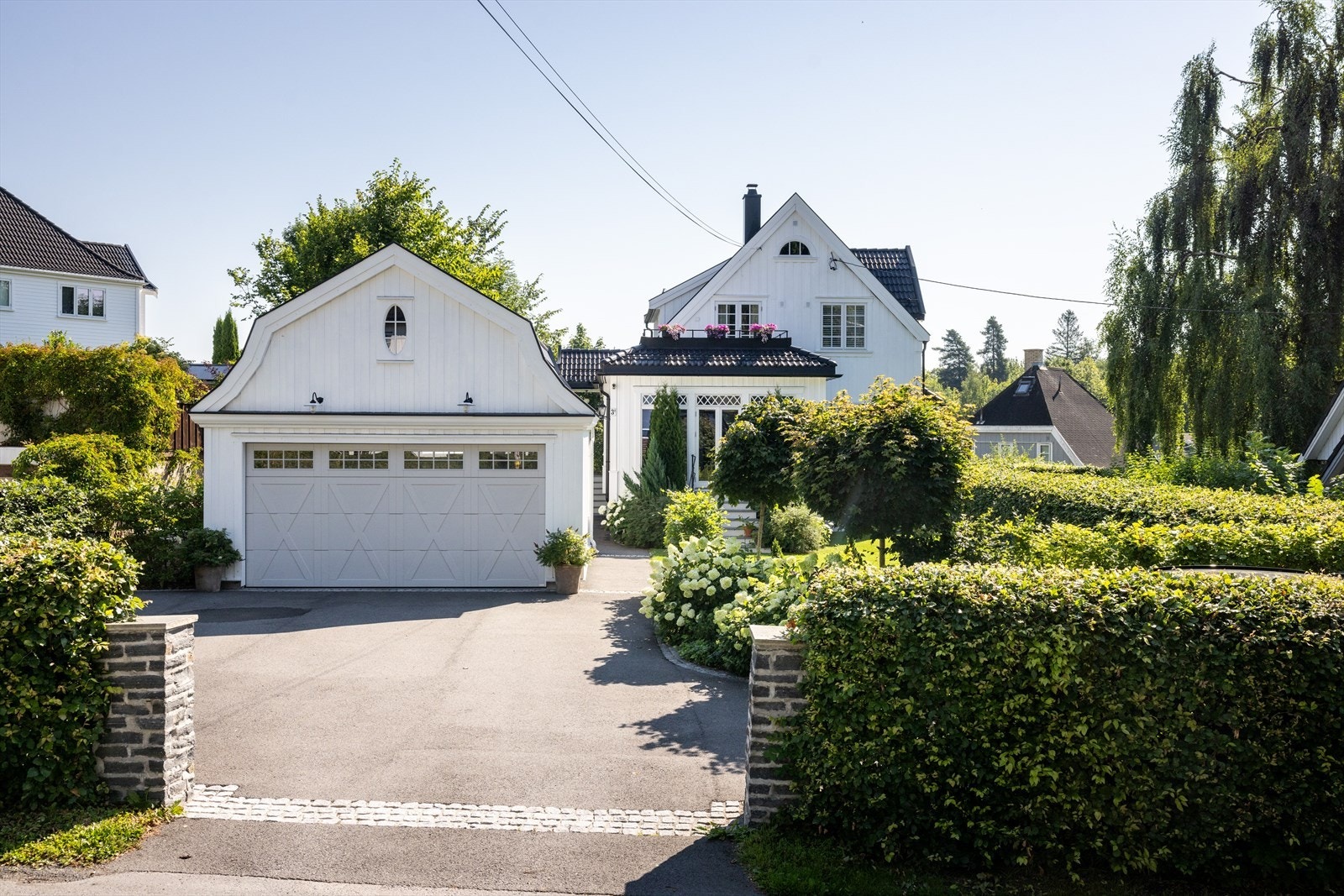 Vakker og herskapelig villa på 338 kvm, beliggende på en særdeles pent opparbeidet og lettstelt tomt med solrike uteområder, utekjøkken og dobbelgarasje. Galleribilde