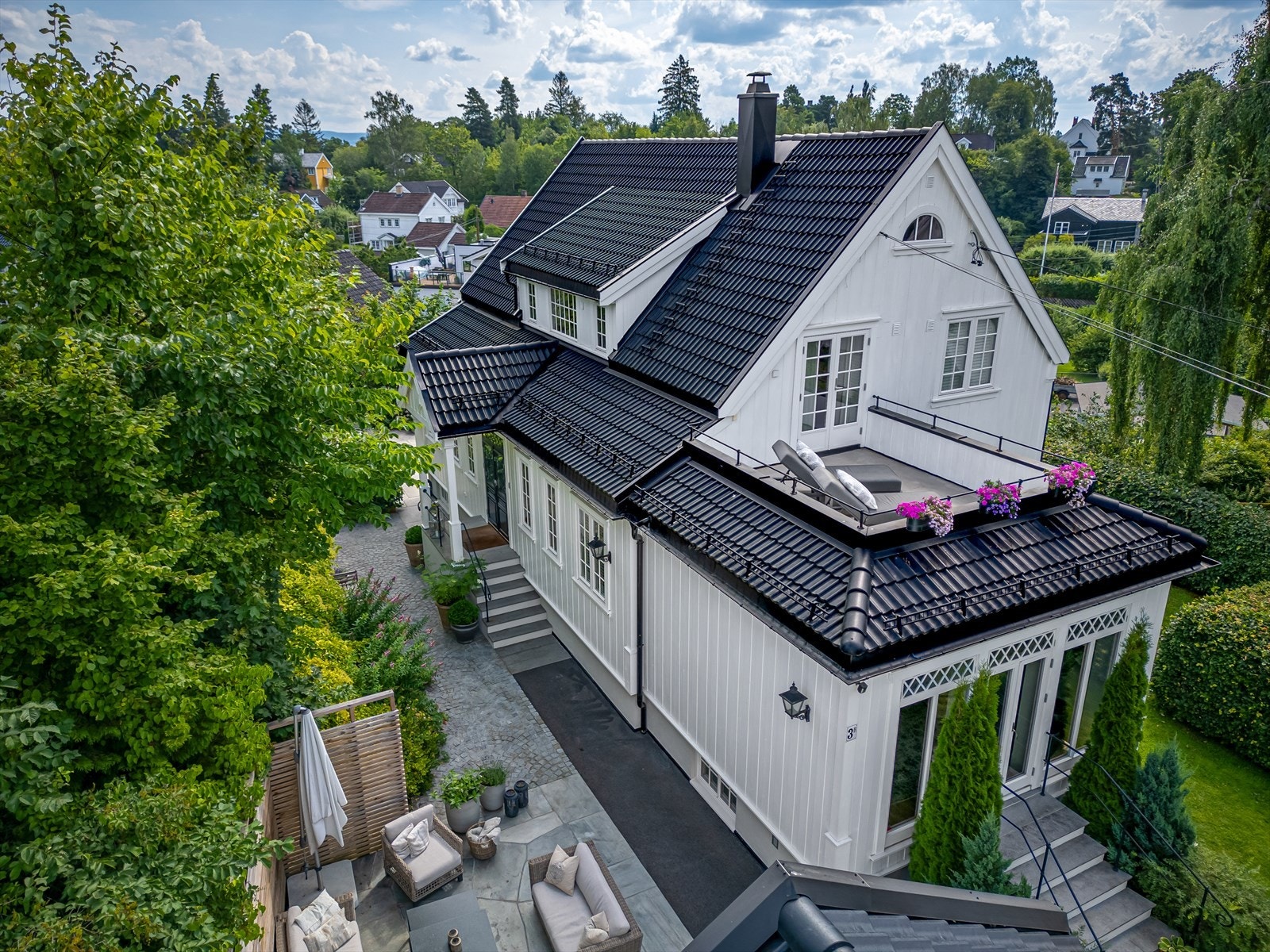 Nordvestvendt takterrasse med adkomst fra soverom i 2. etasje. Galleribilde