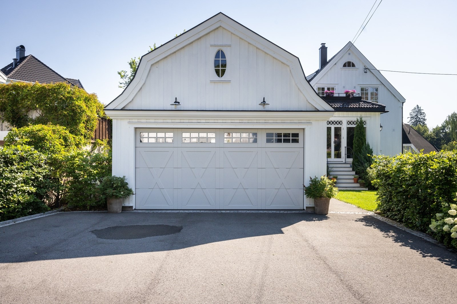 Garasjen ble oppført i 2023. Garasjeporten har ekstra høy åpning for å gi plass til SUV med takboks. Galleribilde