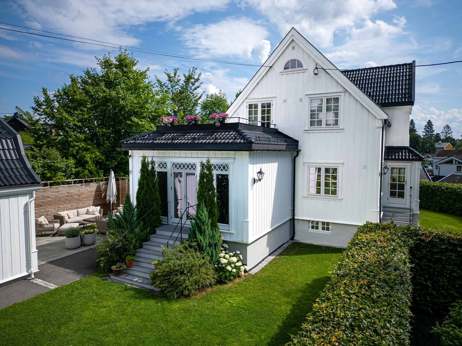 Det er i tillegg et stort utvalg videregående skoler i kommunen. Galleribilde