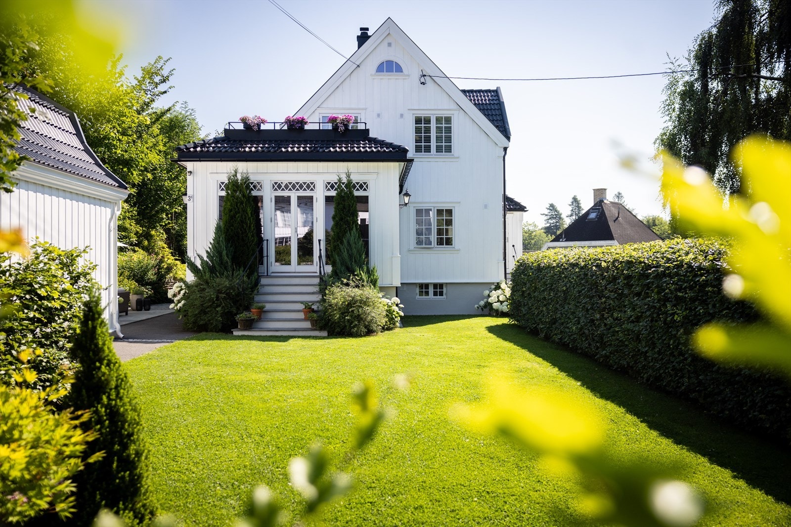 Eiendommen ligger skjermet til i et meget attraktivt, barnevennlig og veletablert boligområde i Bærum med kort vei til Oslo. Galleribilde