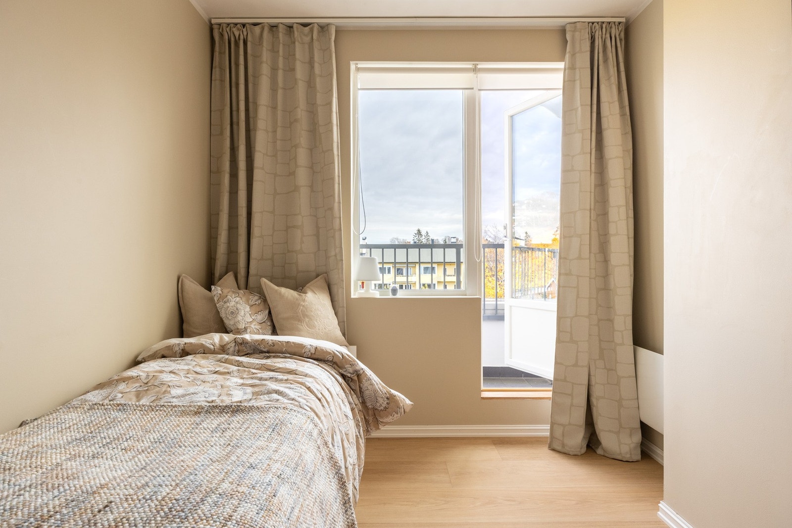 Leilighetens andre soverom. Begge med tilkomst til balkong. Galleribilde