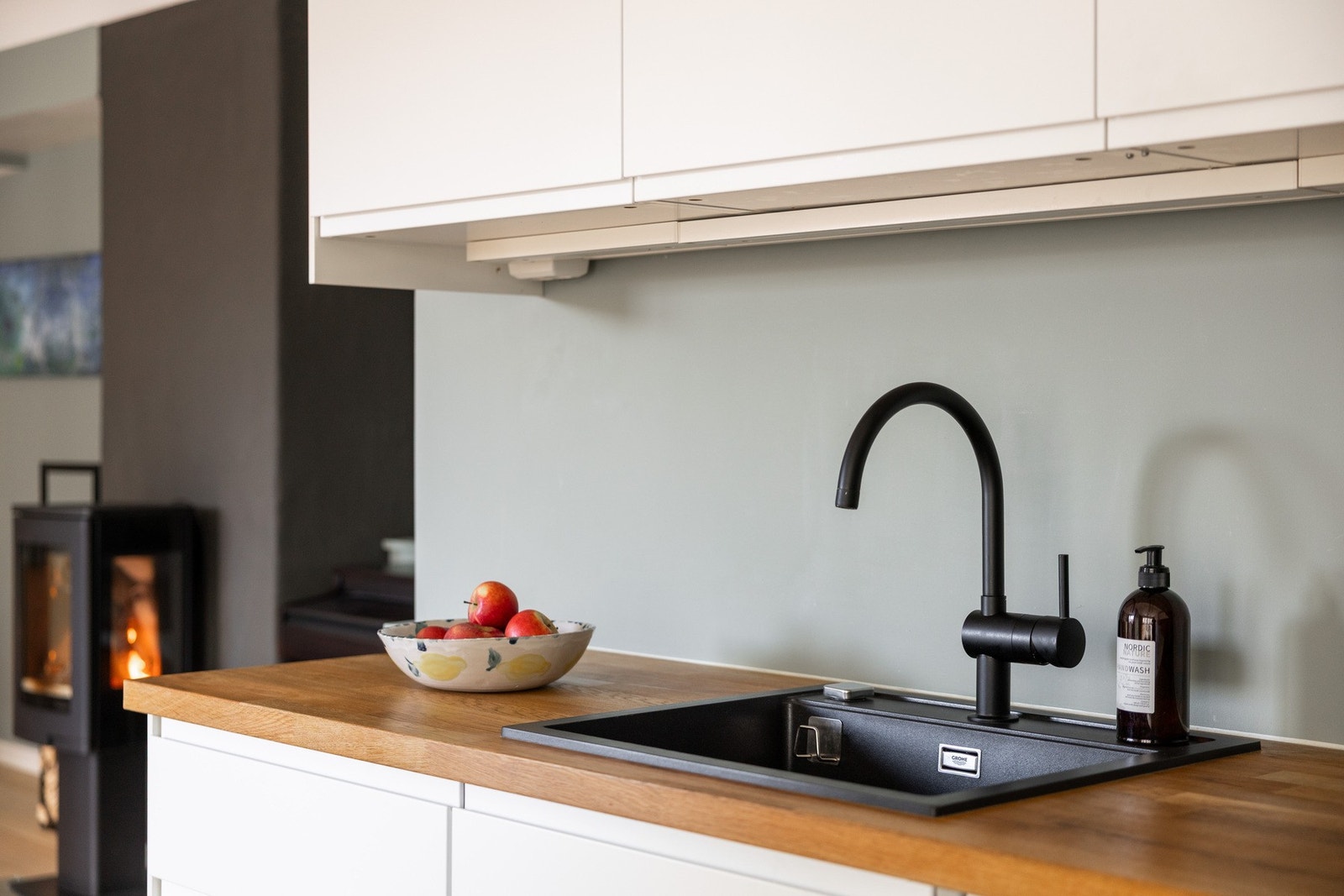 Benkeskapsbelysning og stikkontakter over kjøkkenbenk. Galleribilde