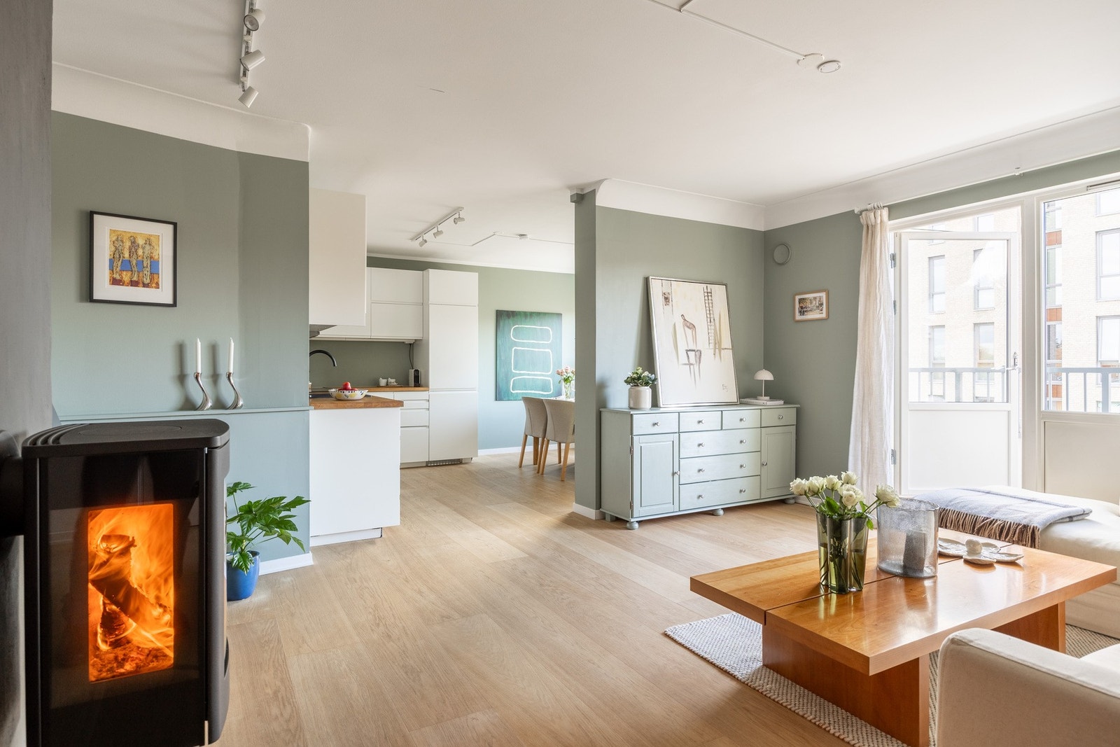 Gjennomgående god standard med lyst parkettgulv fra 2021. Galleribilde