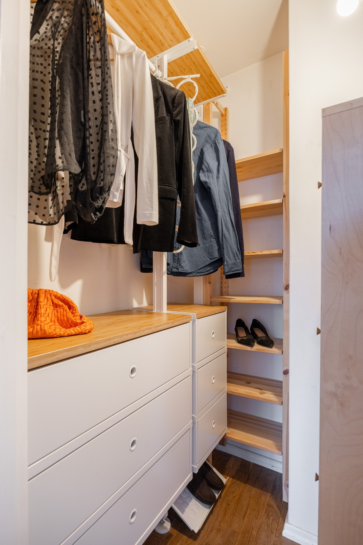 Praktisk innvendig bod med mye oppbevaringsmuligheter. Galleribilde