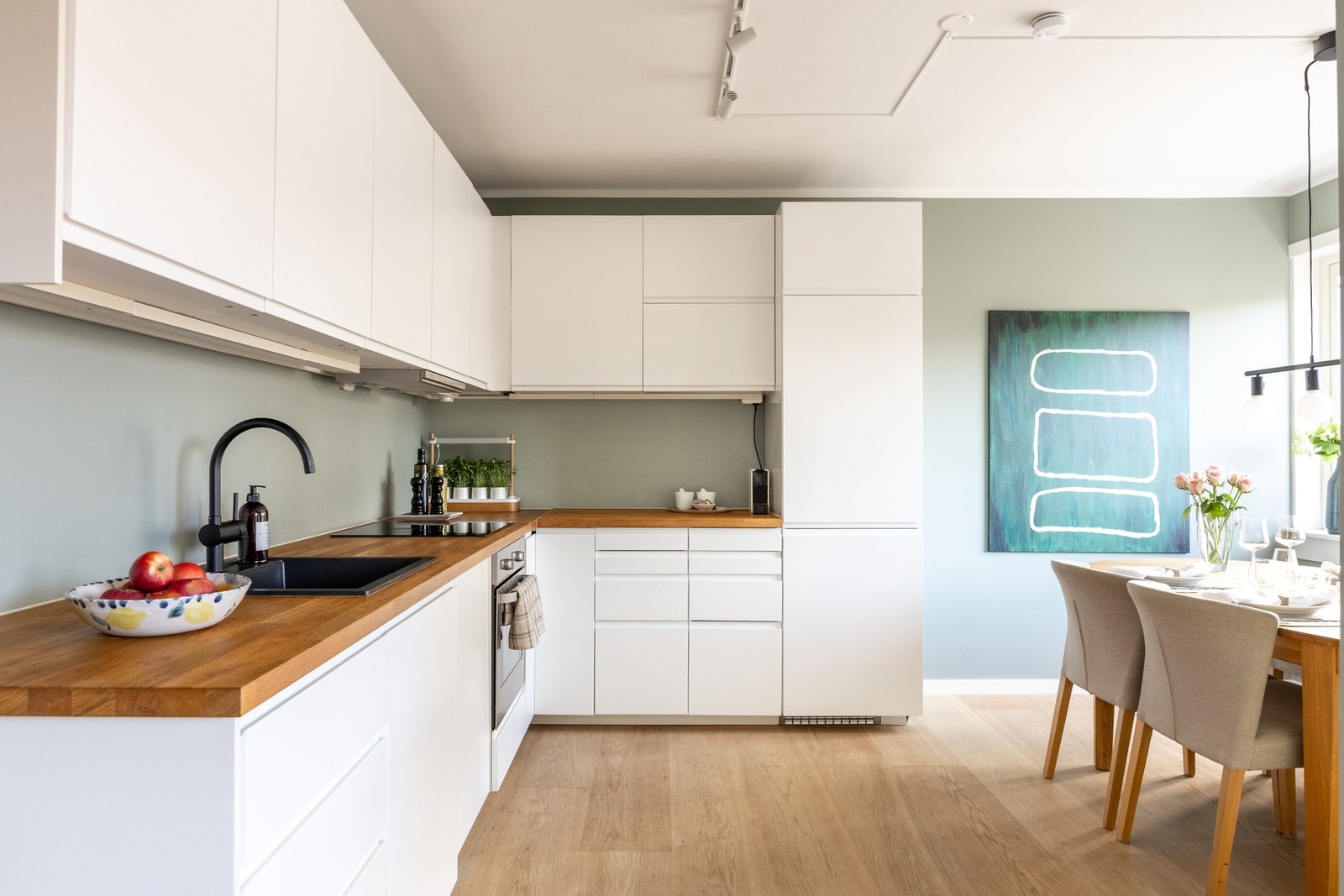 Moderne kjøkkeninnredning med slette hvite fronter fra 2021. Galleribilde