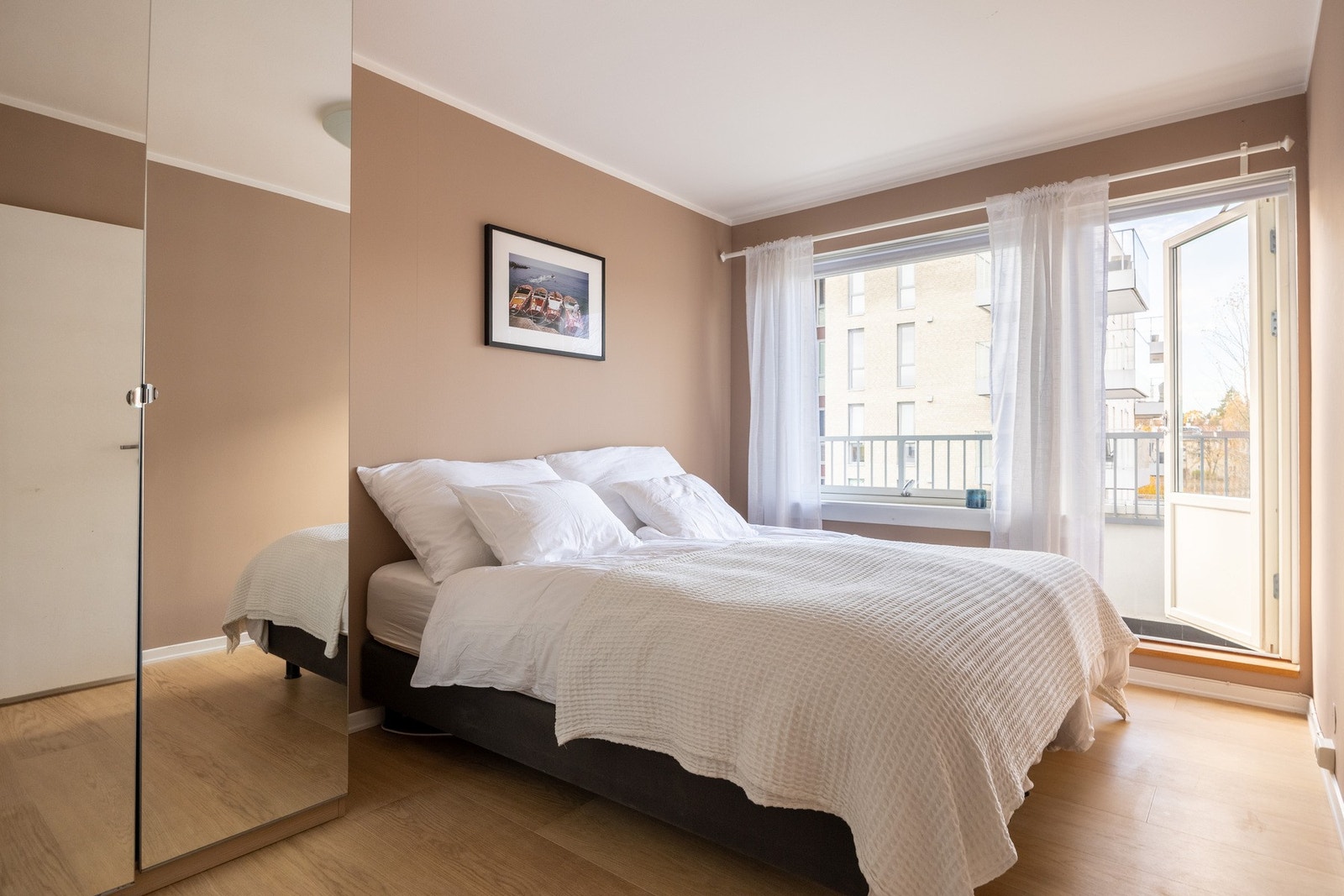 Leiligheten har totalt to romslige soverom malt i behagelige fargetoner. Galleribilde