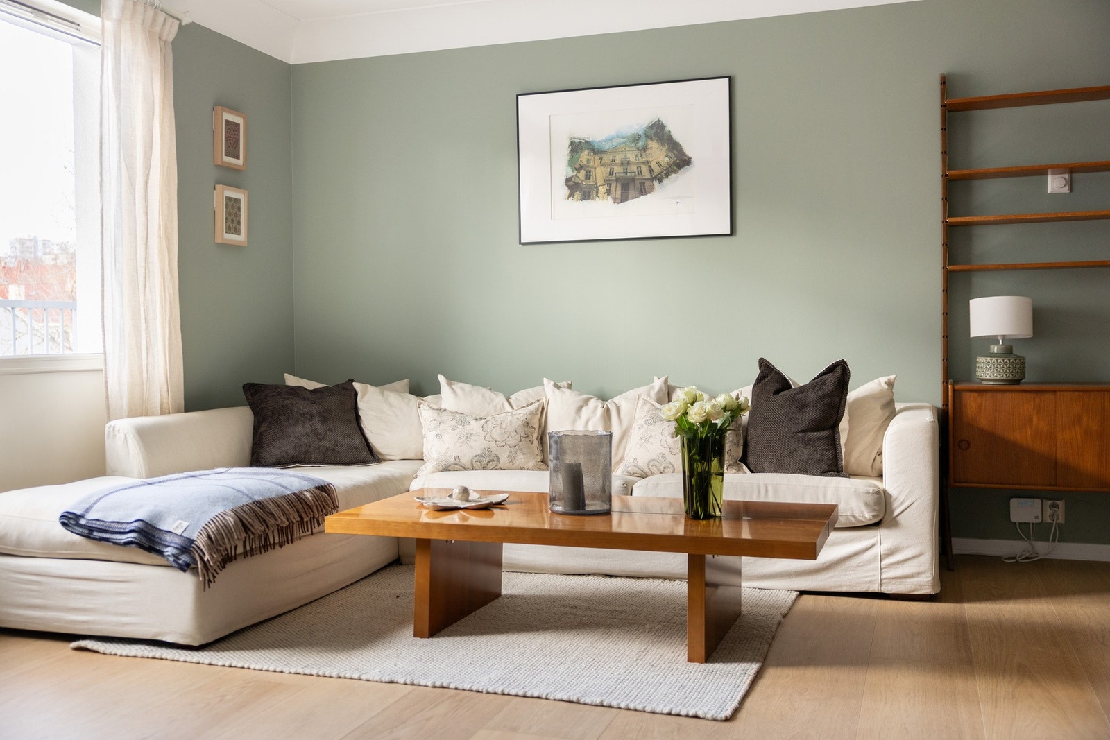 Stor stue som enkelt kan innredes med ønskelige møblementer. Galleribilde