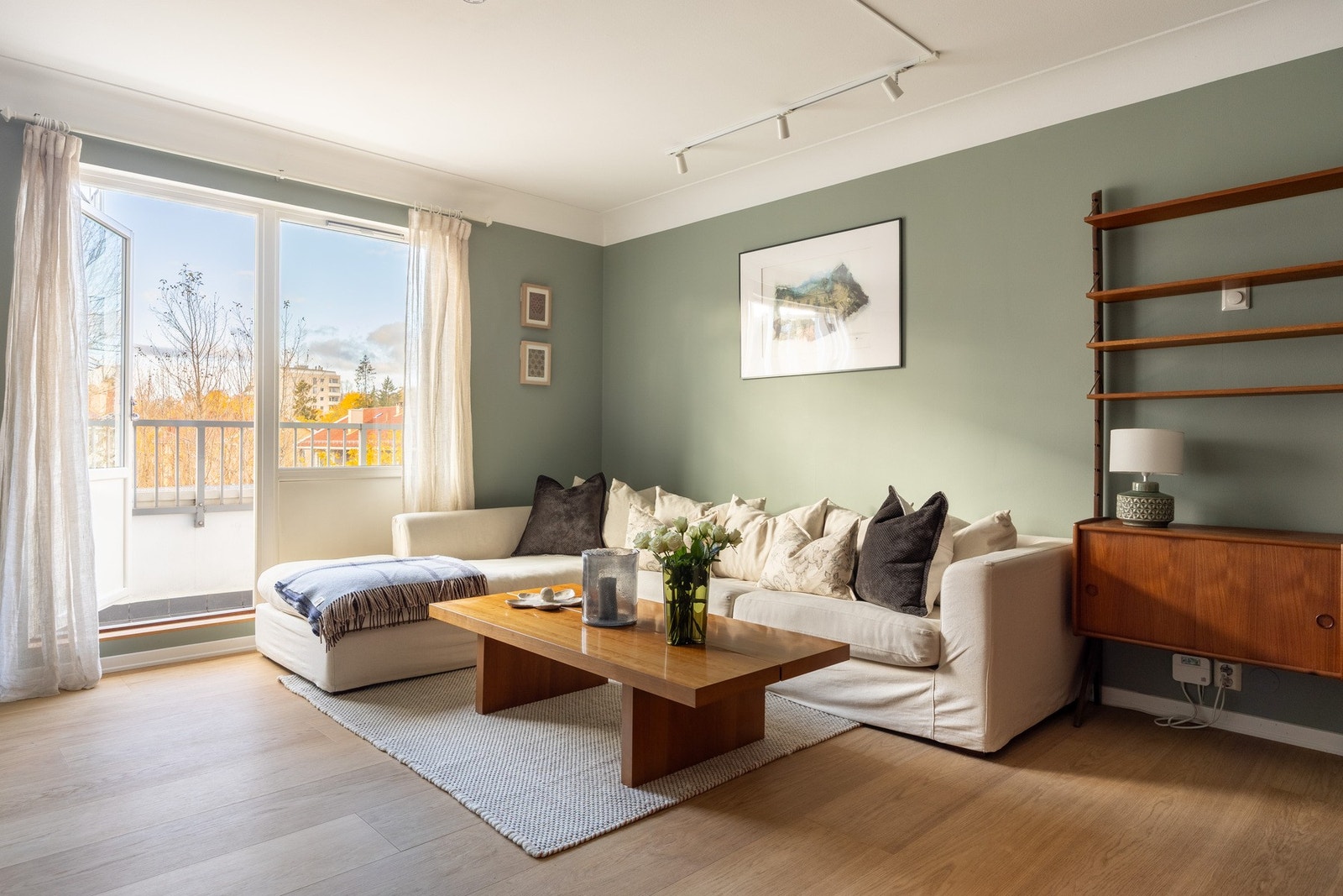 Solrik 3-roms toppleilighet med to balkonger, peis og v.v inkl. Nærhet til marka og 7 min med t-bane til Majorstuen. Galleribilde