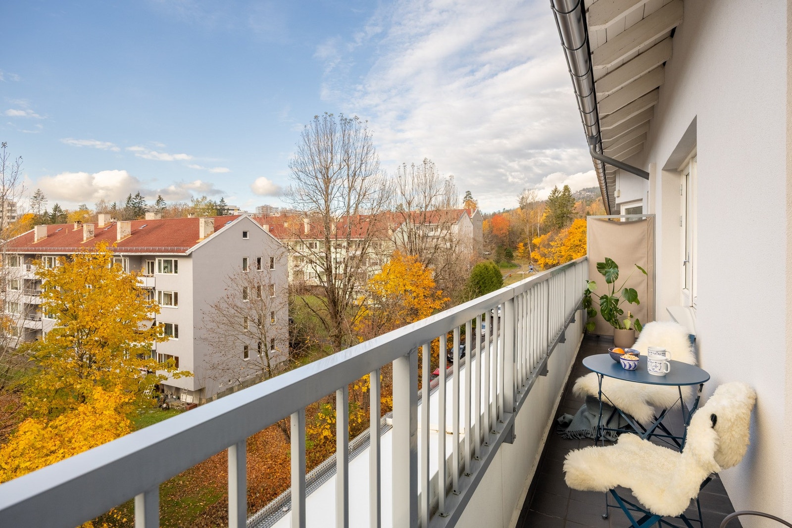 Leiligheten byr på flere flotte kvaliteter med to solrike balkonger, peis og luftig planløsning. Galleribilde