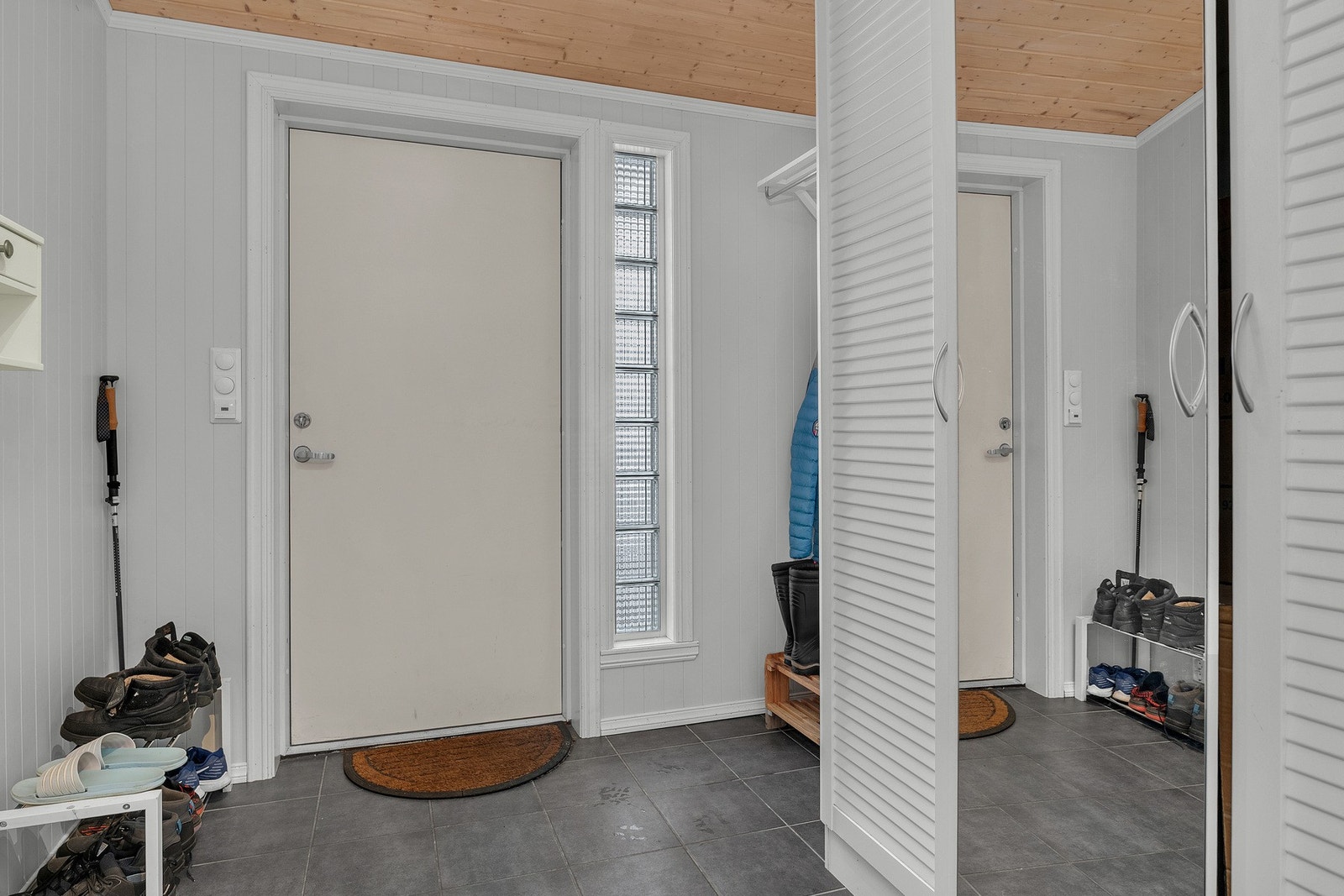 Inngangsparti med fliser og varmekabler i gulv Galleribilde