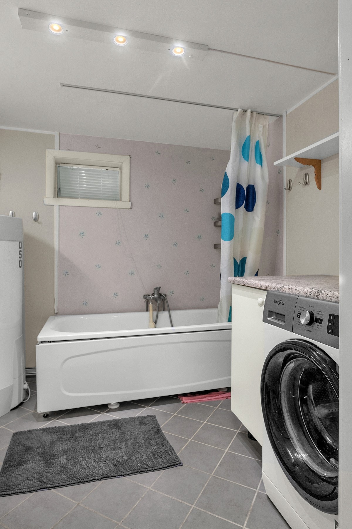 Toalett, badekar, og opplegg for vaskemaskin Galleribilde