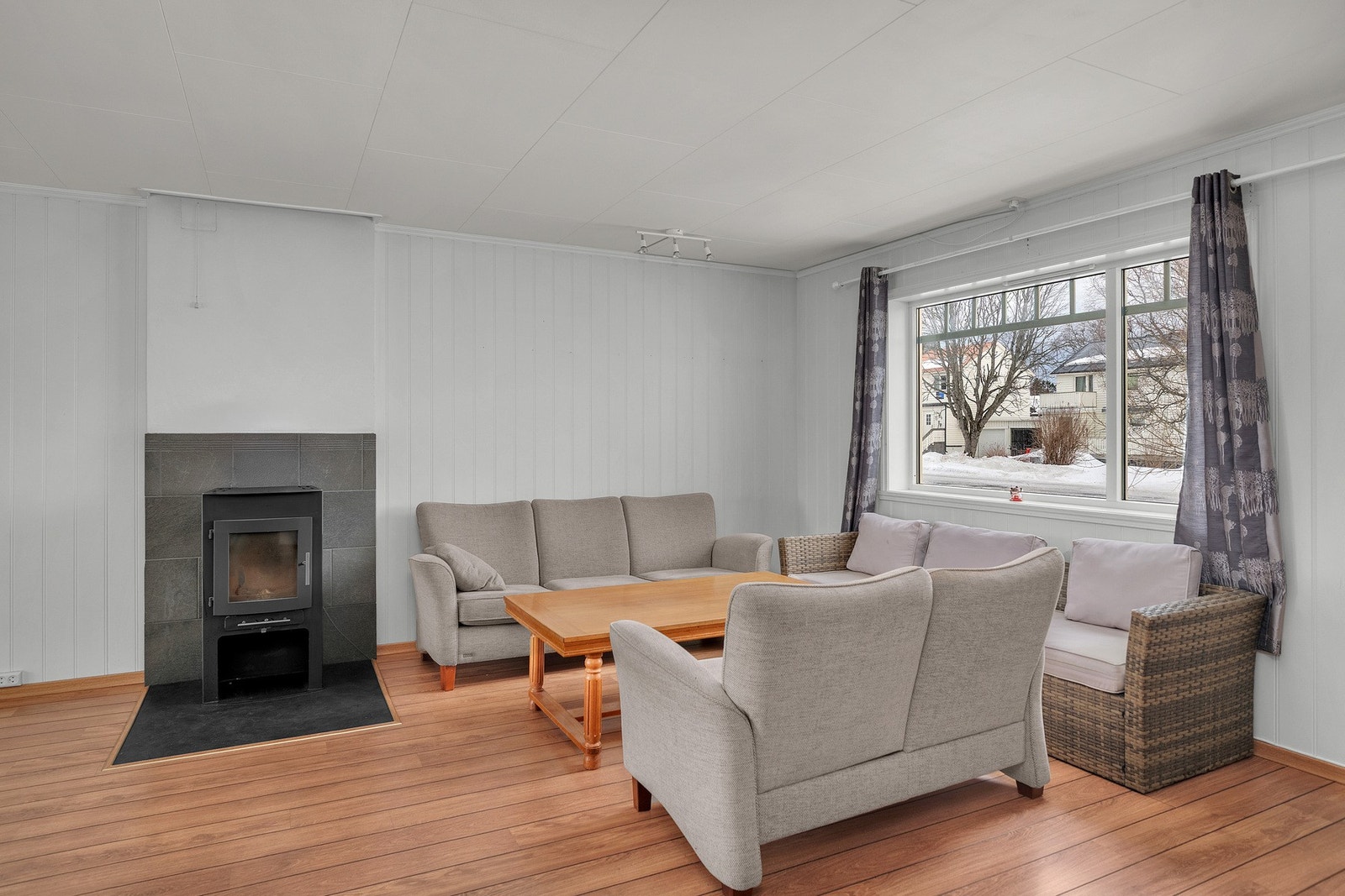 Åpen og romslig stue med god plass til flere soner Galleribilde