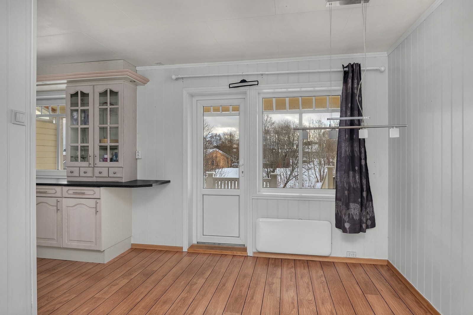 Perfekt plass til spisebord - døren tar deg ut til terrassen på baksiden Galleribilde