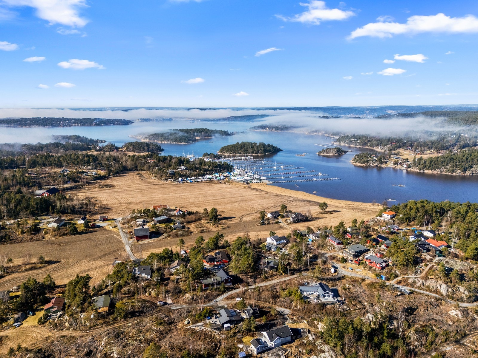 Eiendommen ligger kun 128 meter fra sjøen, med flere flotte badeplasser som Kålvika og Dusa i umiddelbar nærhet. Galleribilde