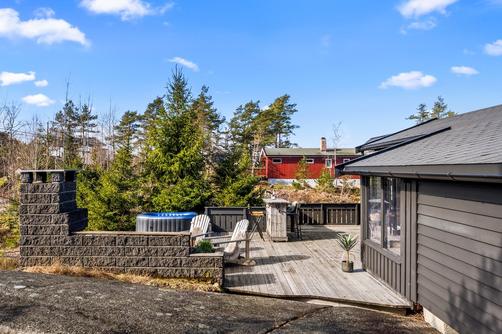 Terrassen er bygget i flere nivåer og soner, med plass til både boblebad og sittegrupper. Galleribilde