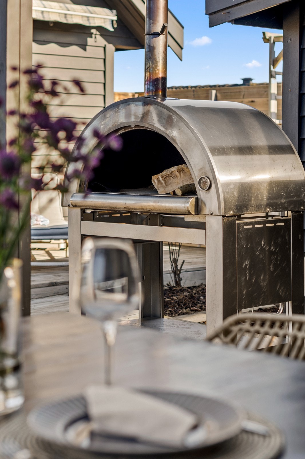 En vedfyrt pizzaovn for autentiske, italienske kvelder. Galleribilde