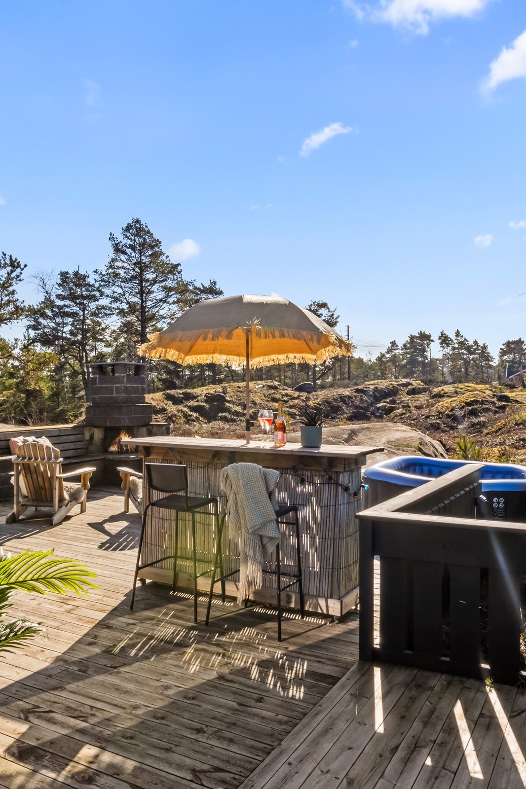 Uteplassen er designet med flere soner for ulike aktiviteter. Galleribilde