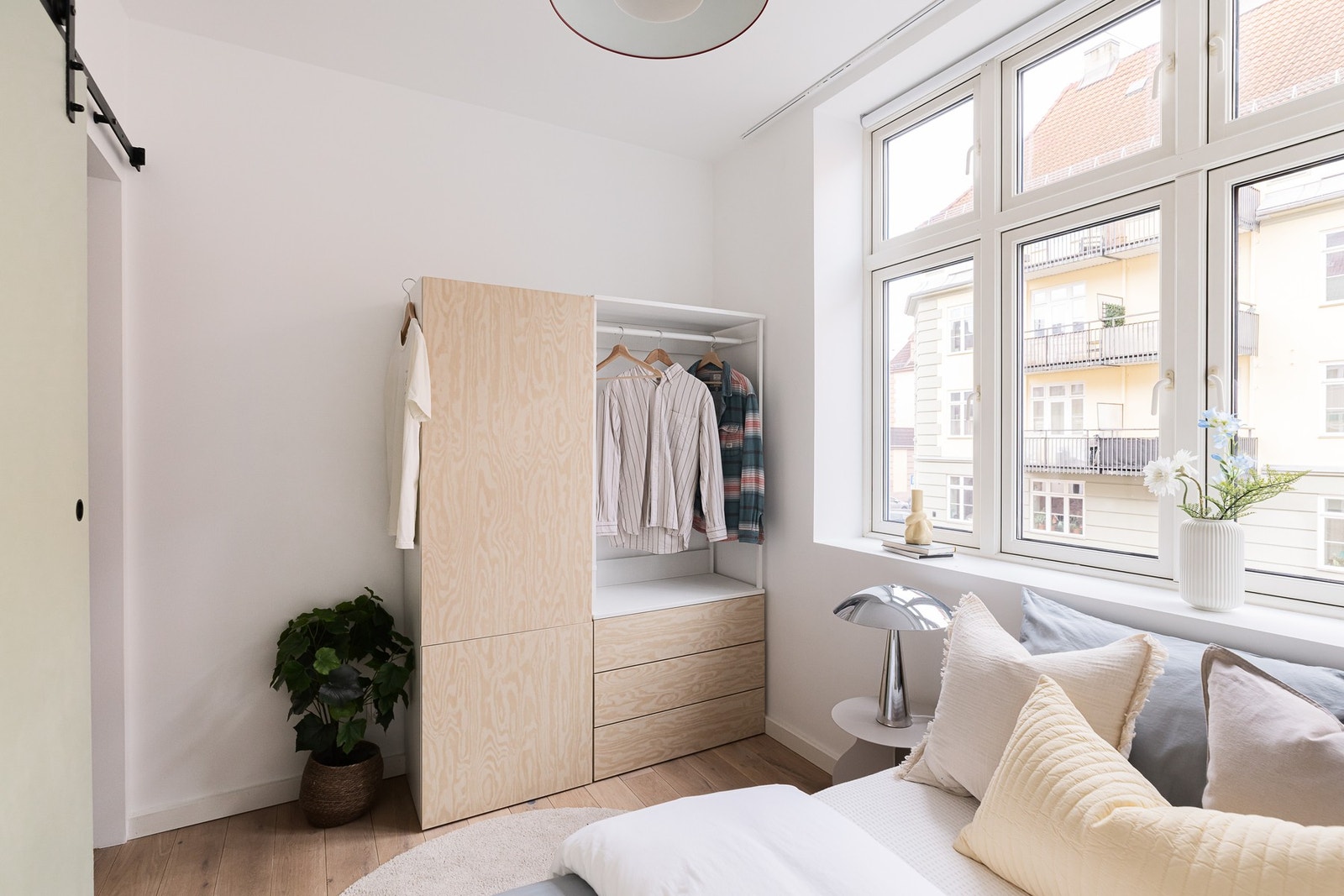 Soverommet har en praktisk utforming med plass til seng og oppbevaringsmøbler. Galleribilde