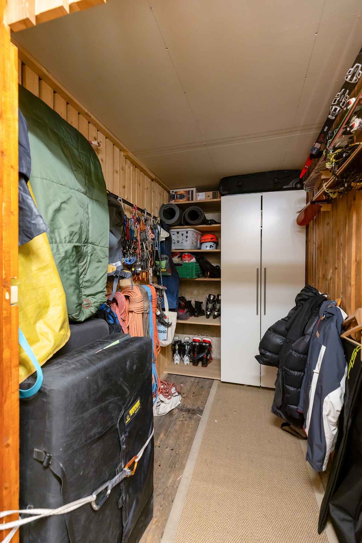 Praktisk bod med god lagringsplass og hyller for utstyr og klær. Galleribilde