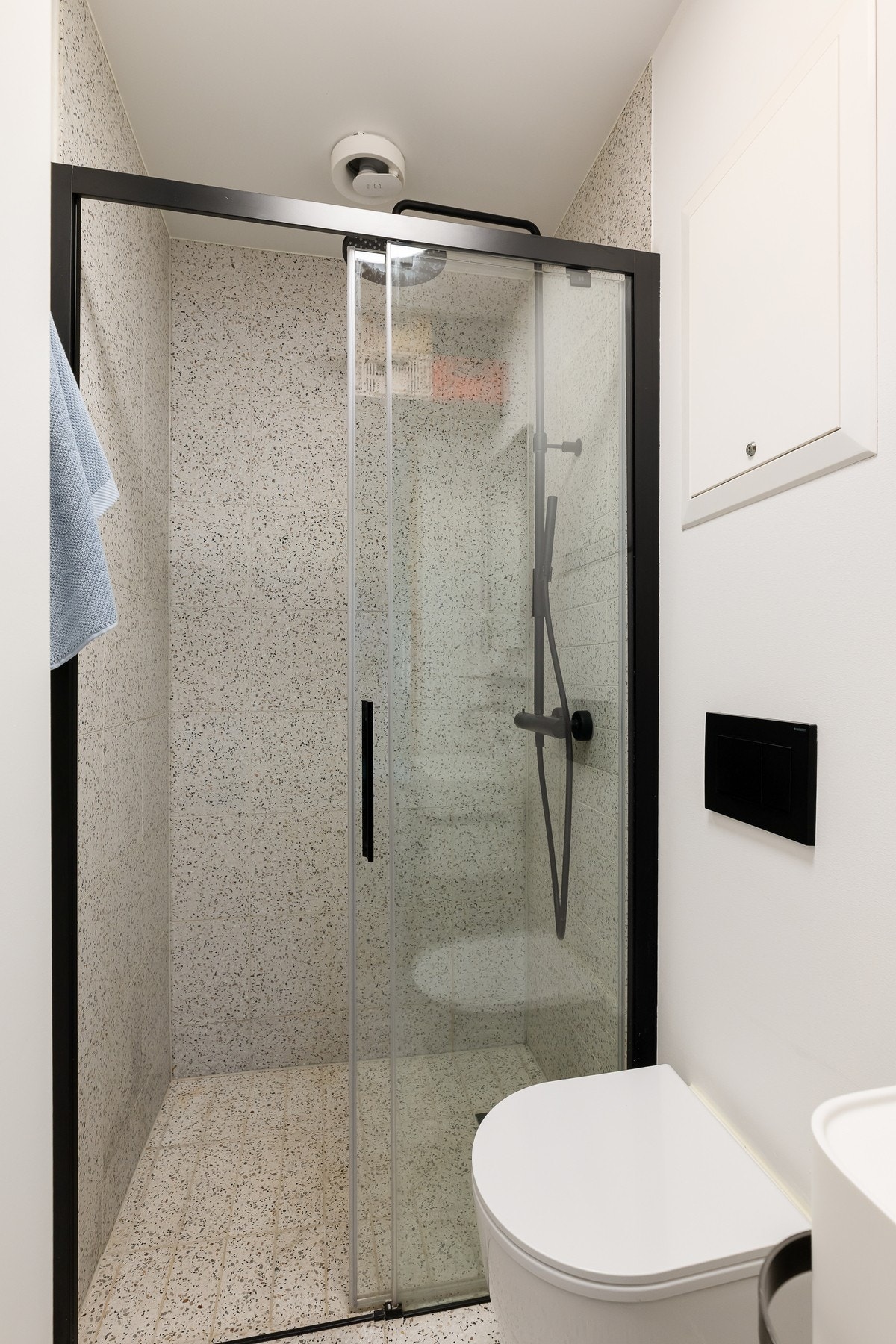 Badet ble oppgradert i 2021 og har et moderne uttrykk med flislagte vegger og gulv med varme. Galleribilde