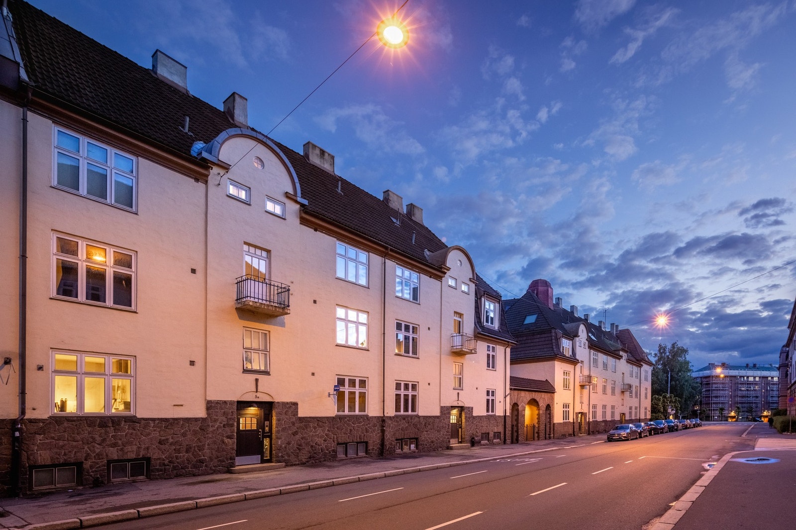 Bygget har fire etasjer, murfasade med kombinasjon av pussede og steinbelagte overflater. Klassisk arkitektur. Galleribilde