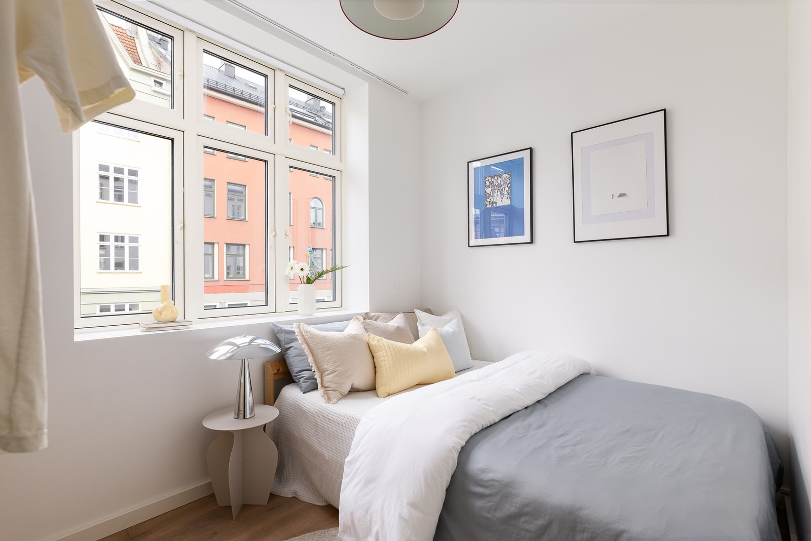 Lyst soverom med store vinduer. Galleribilde