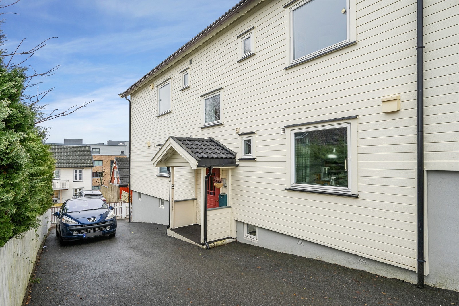 Det er overbygget inngangsparti. Galleribilde