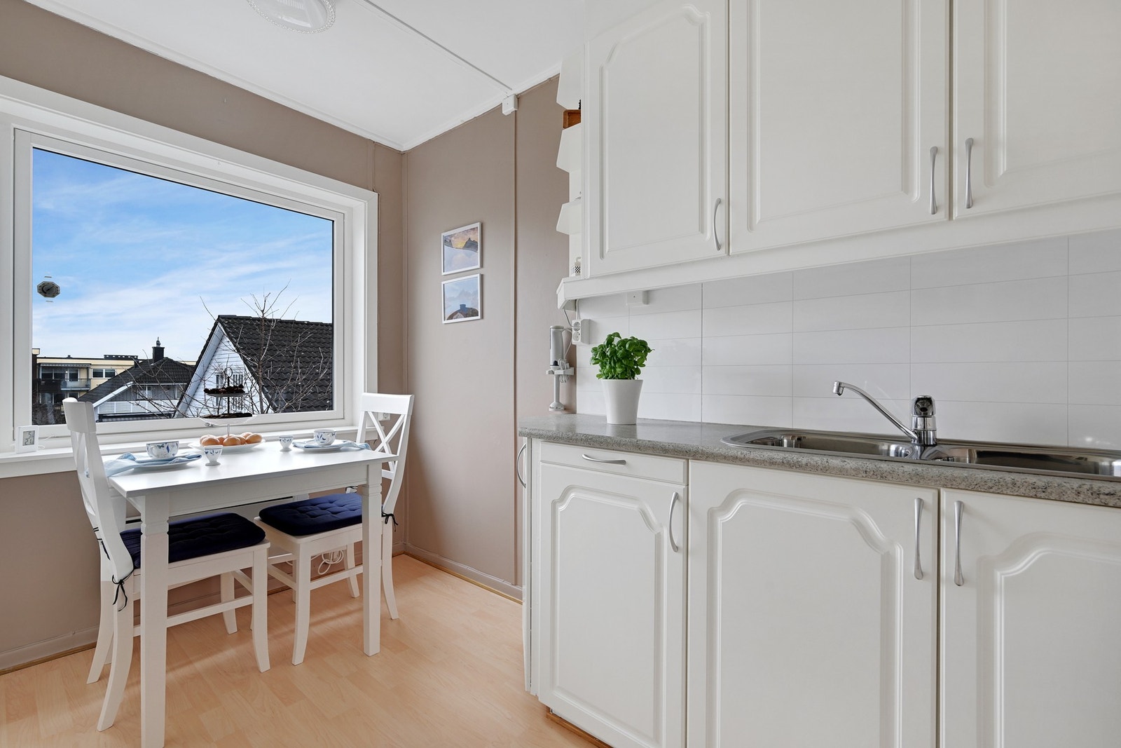 Det er plass for et lite spisebord på kjøkkenet - et fint sted for dagens første kaffekopp. Galleribilde