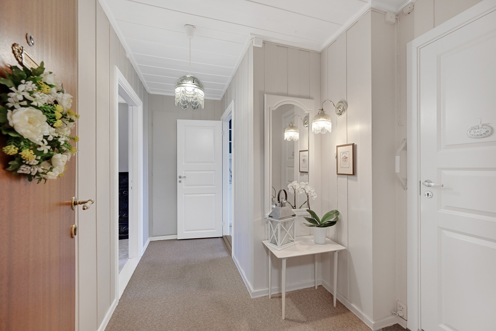 Velkommen inn i den lyse gangen hvor det er plass for å henge fra seg yttertøyet. Her er det hyggelig å ønske gjester velkommen. Galleribilde