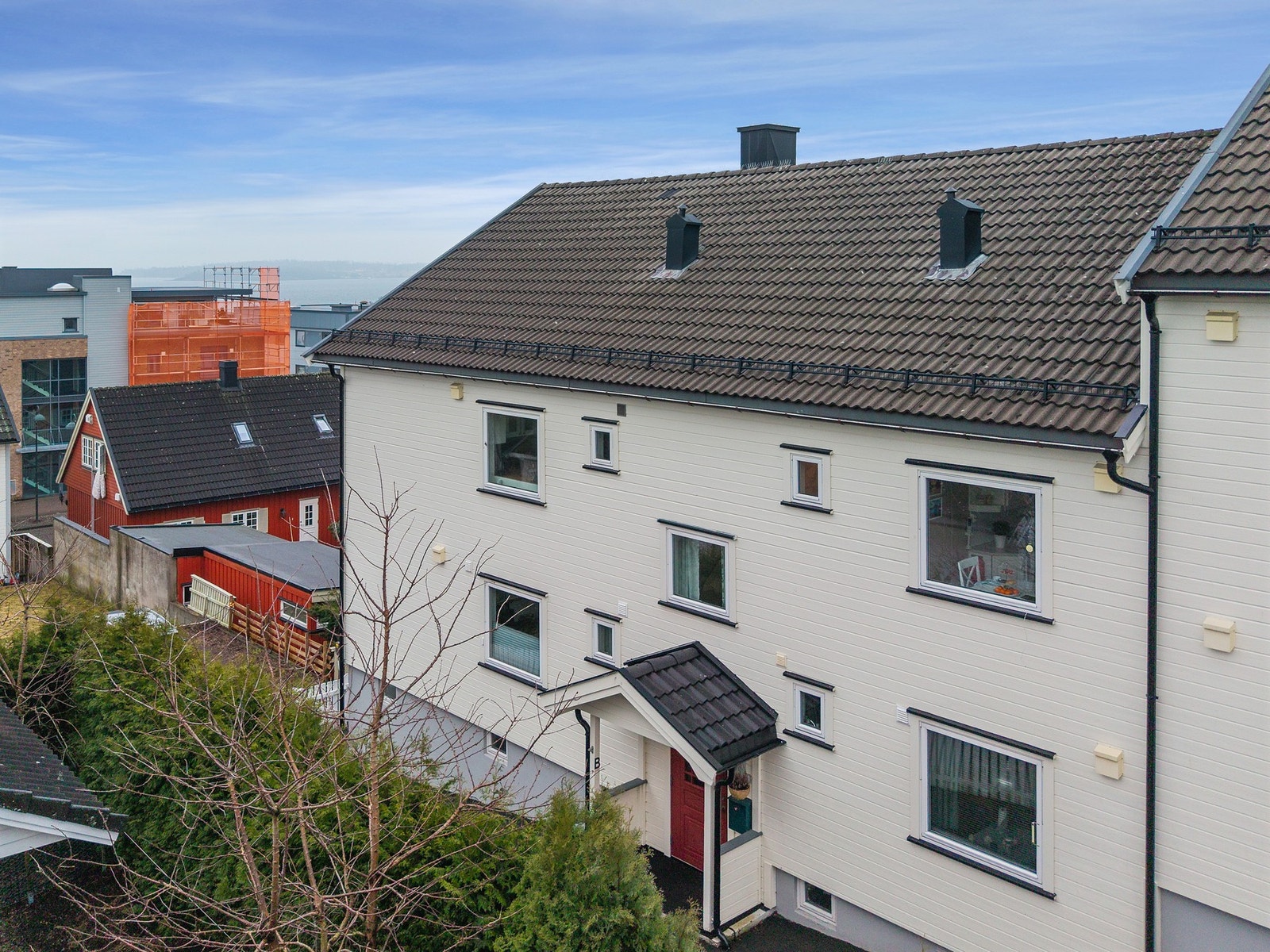 Kort vei til Torvet og gågaten hvor du bl.a. finner kjøpesentre, kino, apotek, vinmonopol, restauranter og caféer. Det er også flere dagligvareforretninger en kort spasertur unna. Galleribilde
