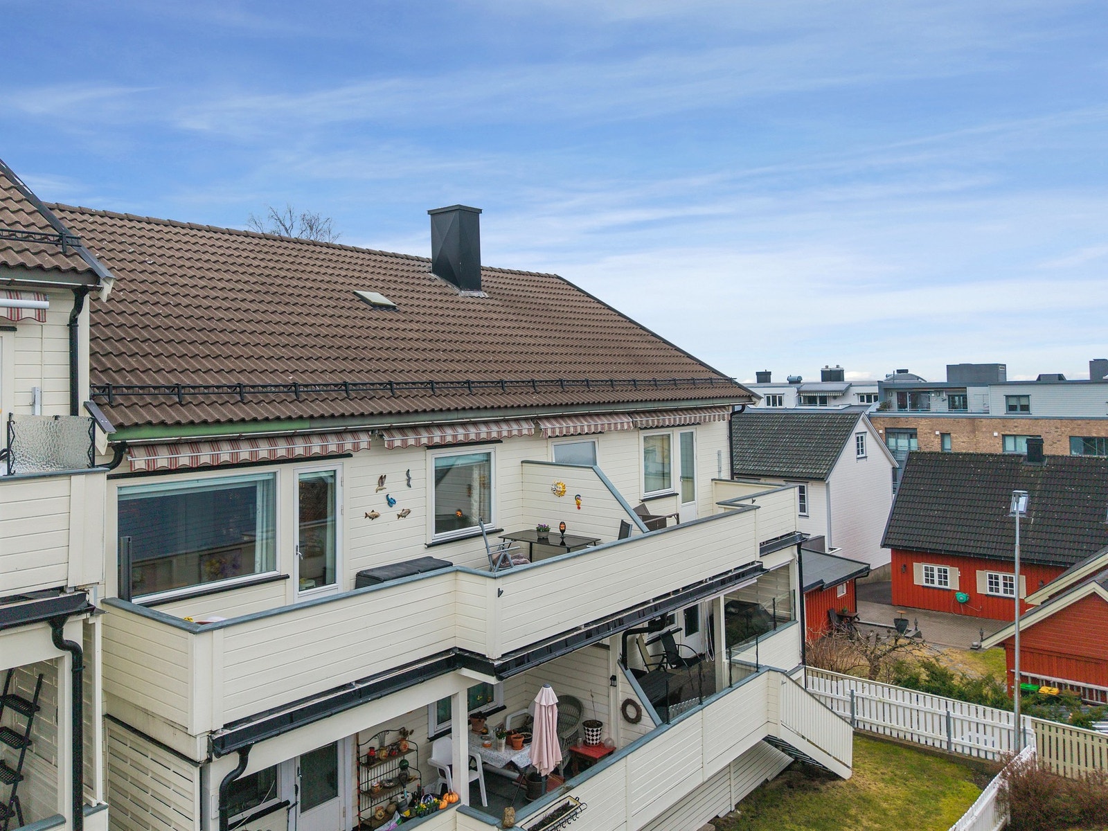 Hyggelig og lettstelt 2-roms leilighet i 2. etasje med sentral beliggenhet og stor, solrik balkong med fjordutsikt Galleribilde