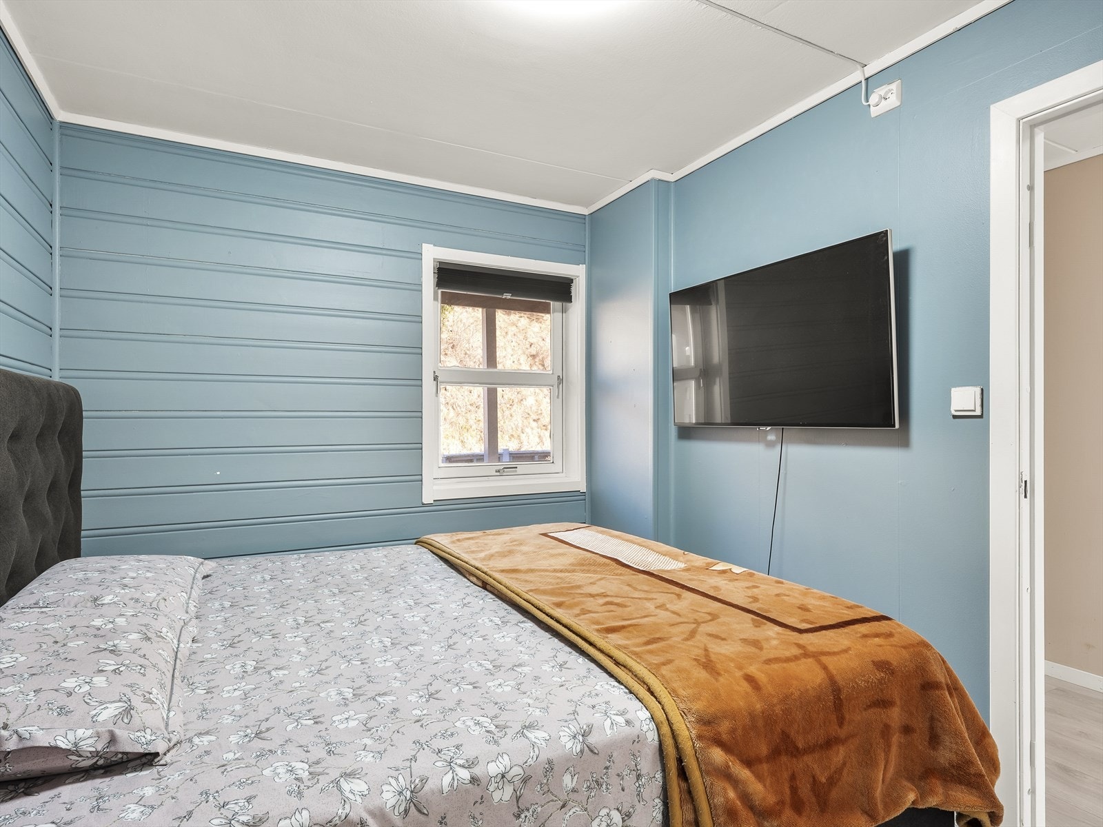 Vegger med malt panel gir rommet et lunt preg. Galleribilde
