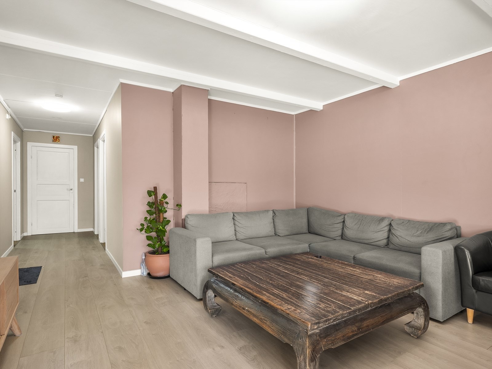 Det sentrale oppholdsrommet har også opplegg for peis, for ekstra varme og hygge. Galleribilde