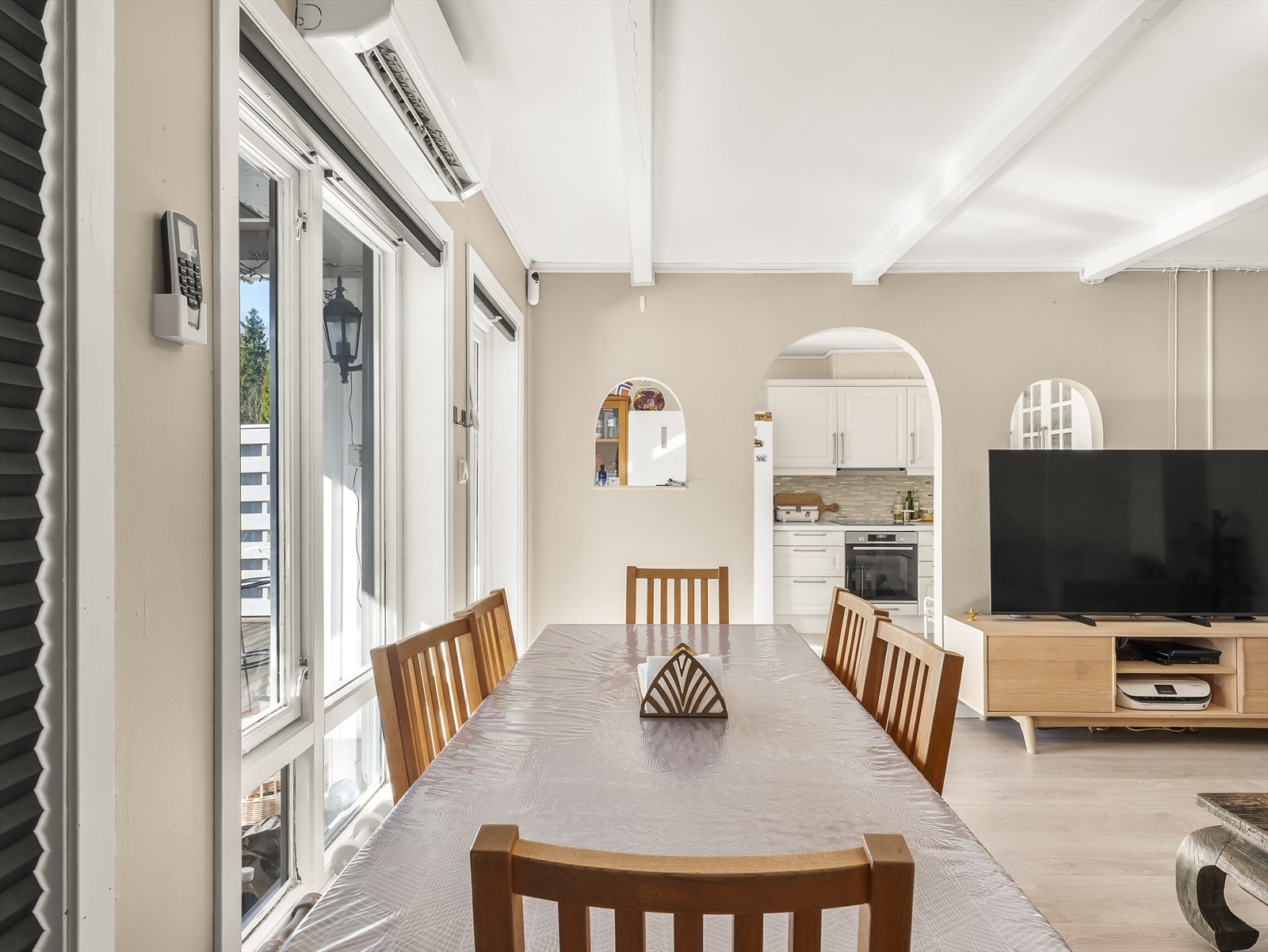 Stuen er utstyrt med en effektiv varmepumpe fra 2022 og har direkte utgang til en terrasse på 34 m². Galleribilde