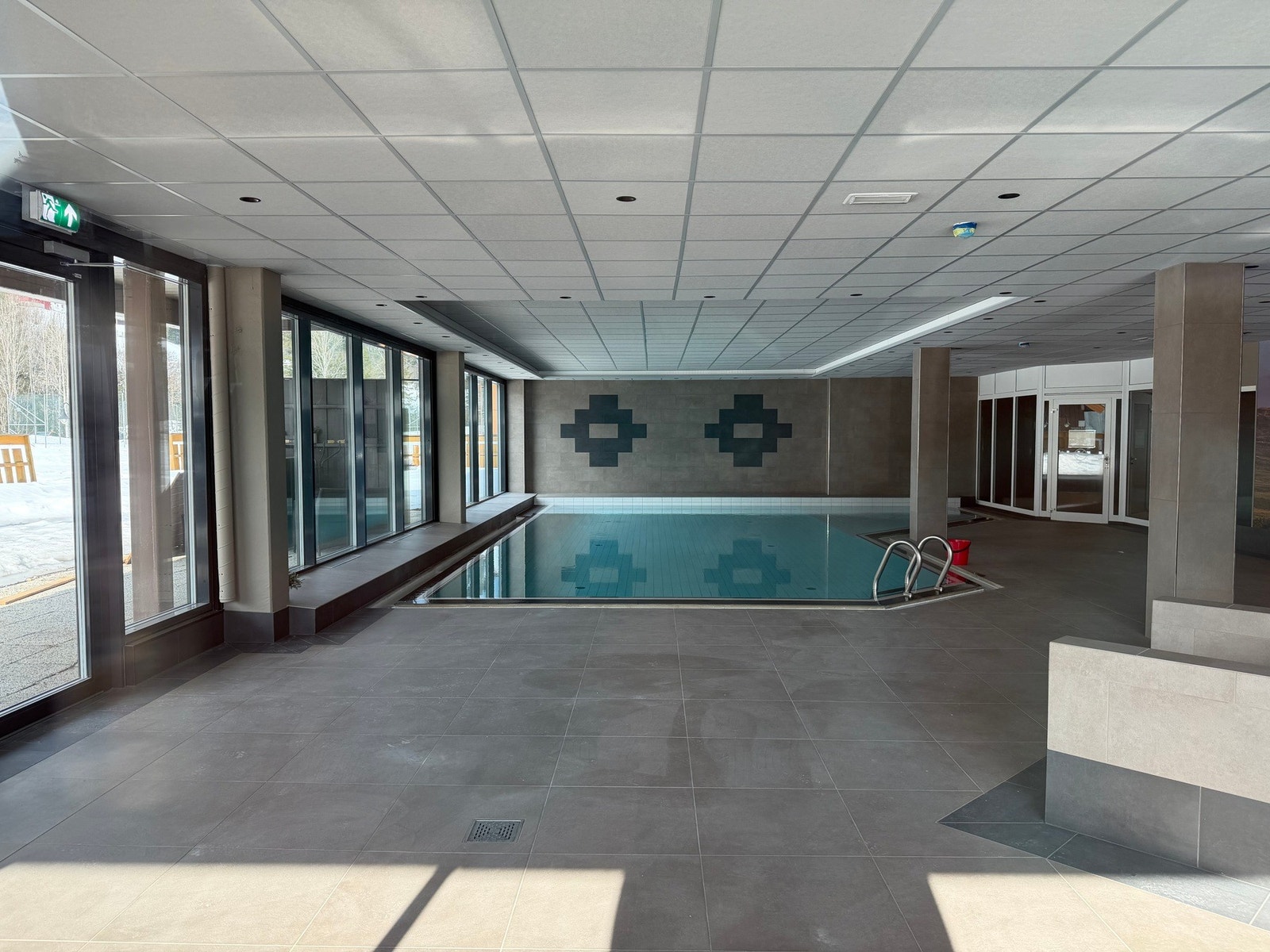 Lekre fellesfasiliteter som er nyoppusset - basseng fra 2026, squashhall, utendørs tennisbane og treningsrom mm. Galleribilde