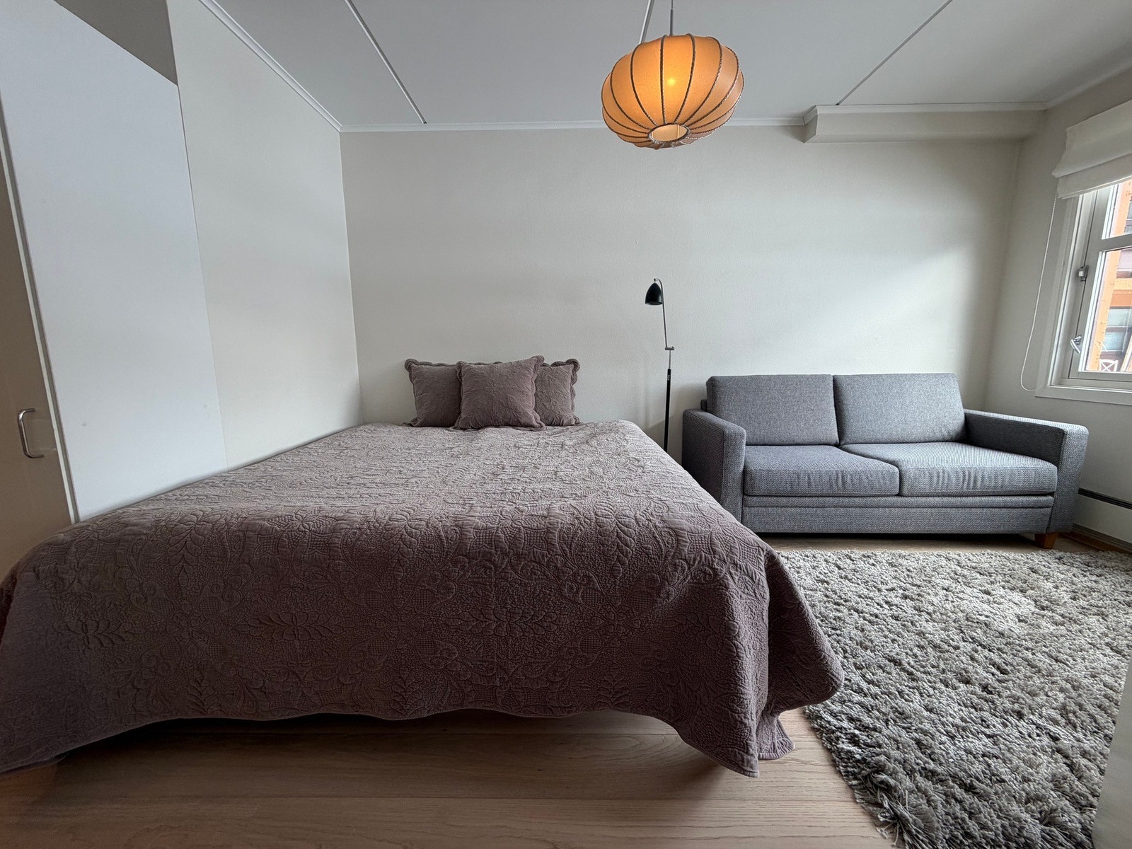 Del 2 av leiligheten består av en studioleilighet - i dag er dette innredet med seng og sovesofa. Galleribilde