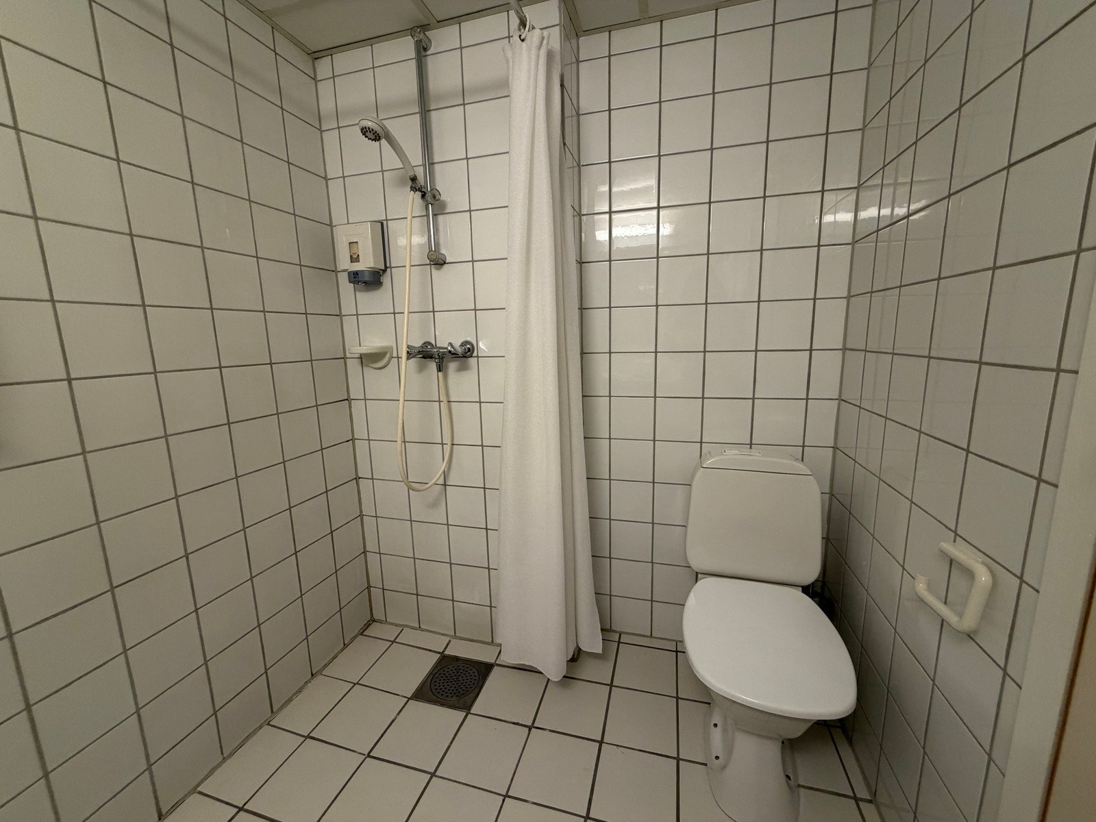Begge badene er praktiske med varmekabler på gulvene. Galleribilde