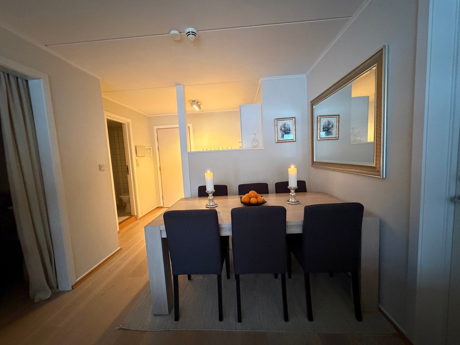 Fra entréen er det et ekstra baderom. Galleribilde
