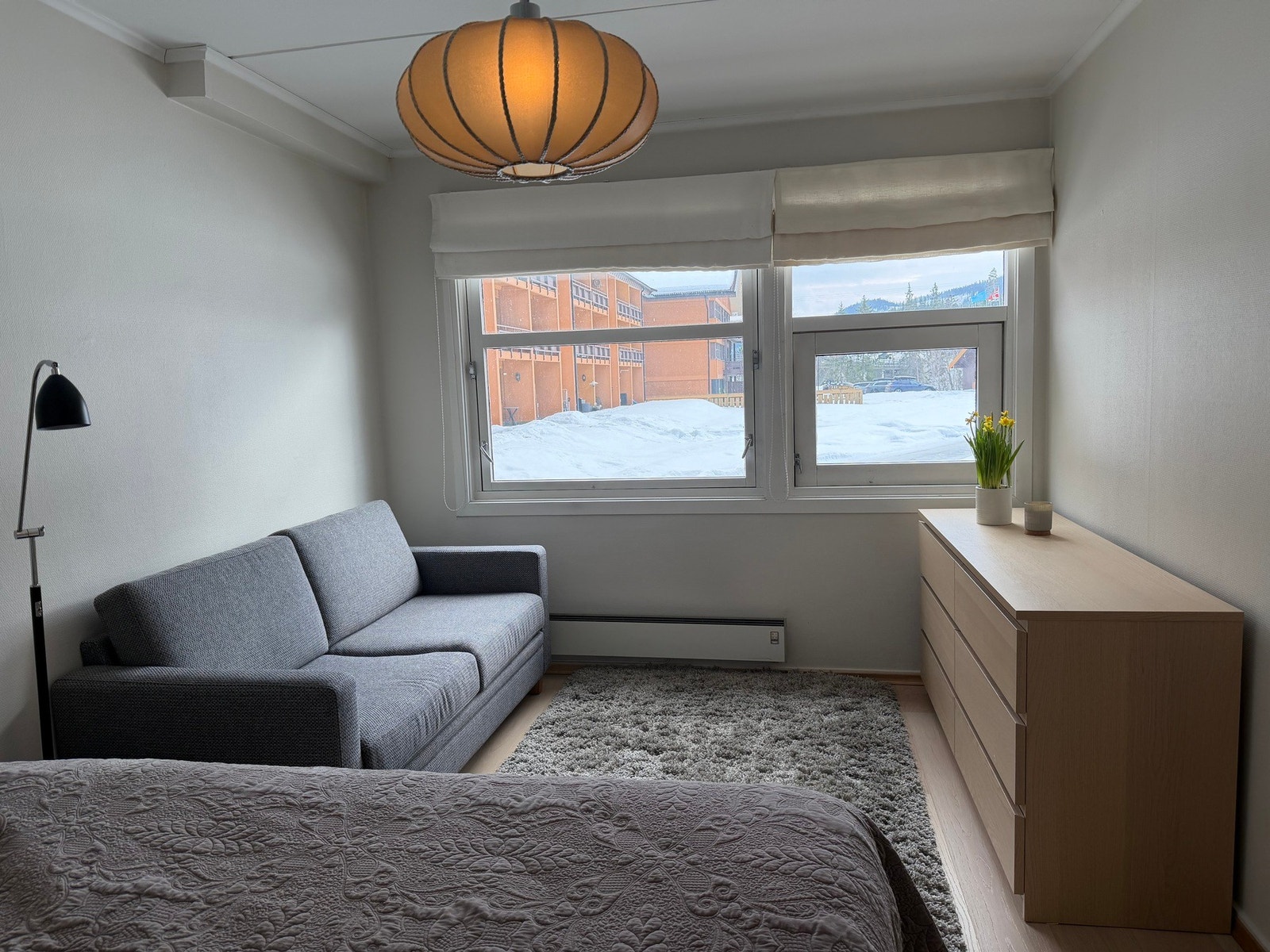Hele leiligheten vender mot en rolig indre gårdsdel - her finner man også en utendørs tennisbane på sommerstid. Galleribilde