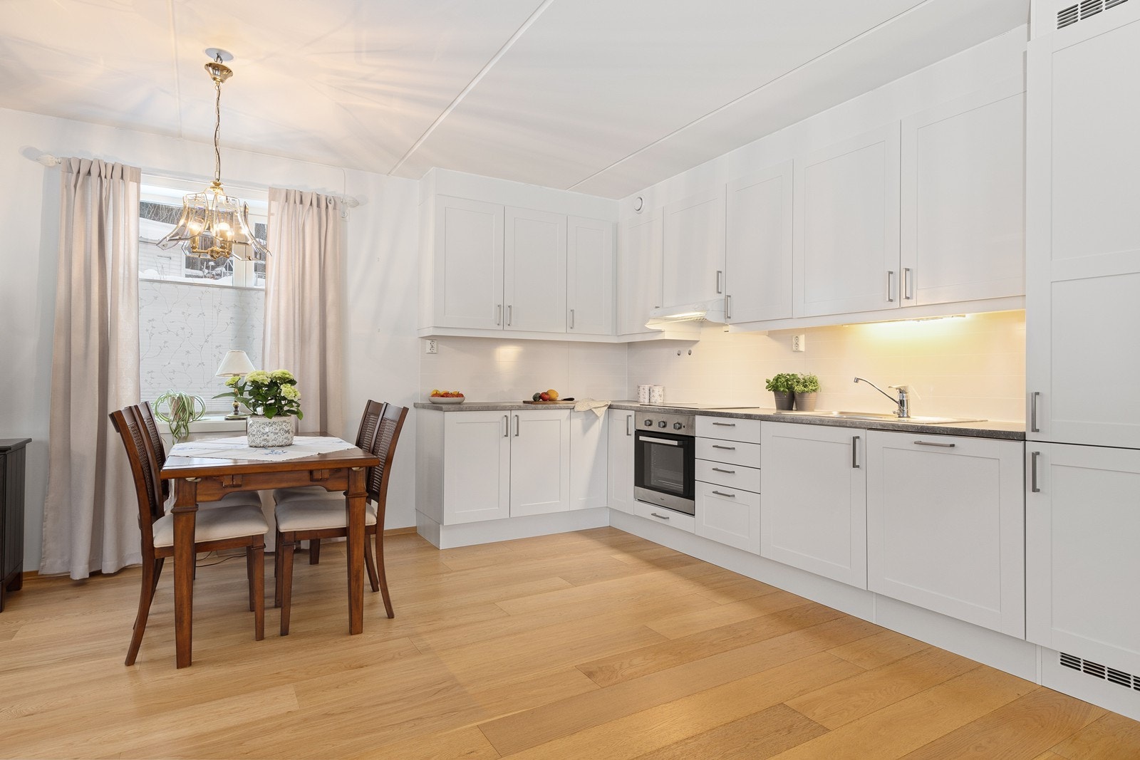 Kjøkkenet er levert av Sigdal og har en moderne innredning med glatte fronter og en benkeplate i slitesterk laminat. Galleribilde