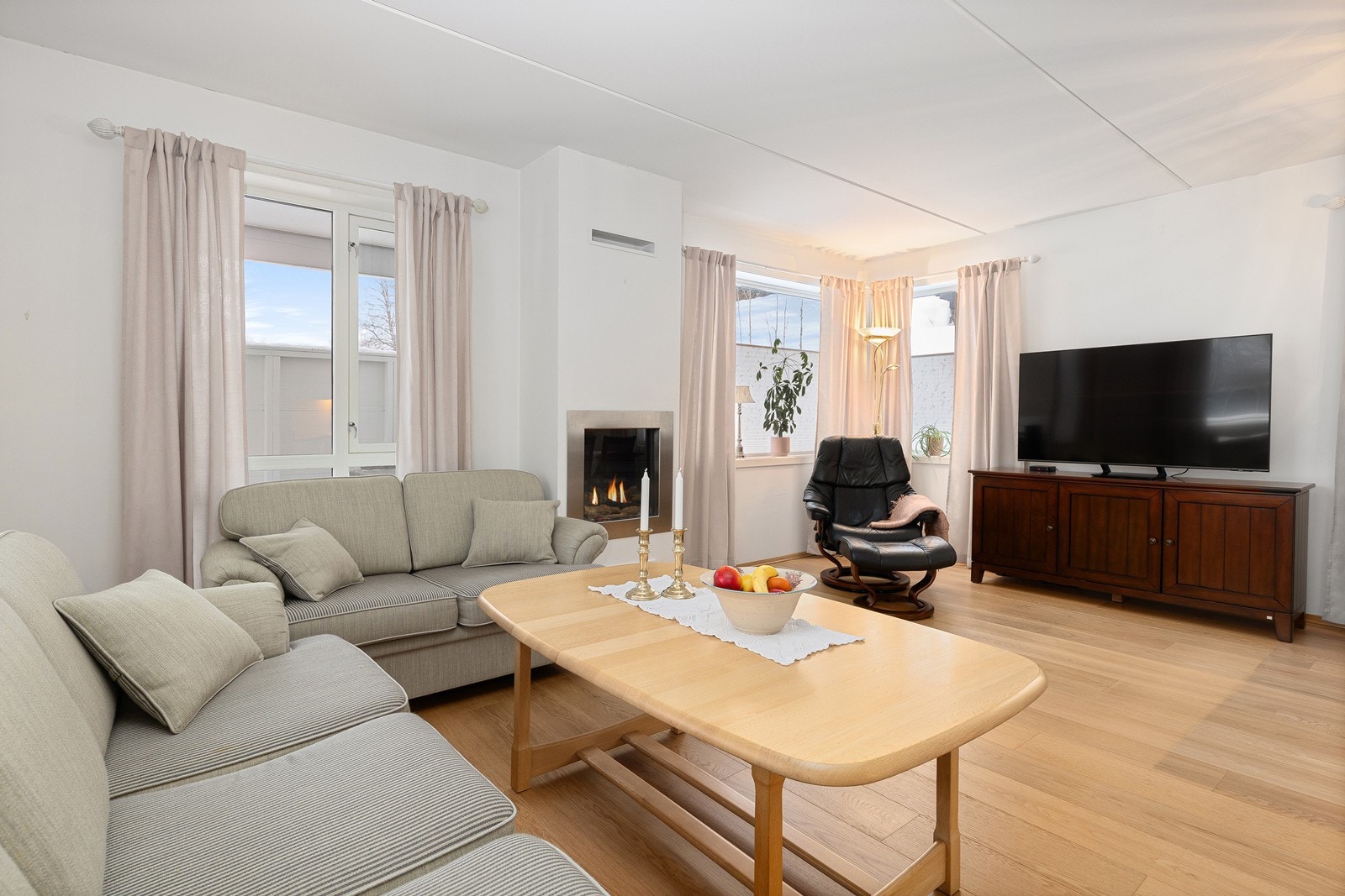 Leiligheten varmes opp vannbåren gulvvarme og har en gasspeis for ekstra hygge. Galleribilde